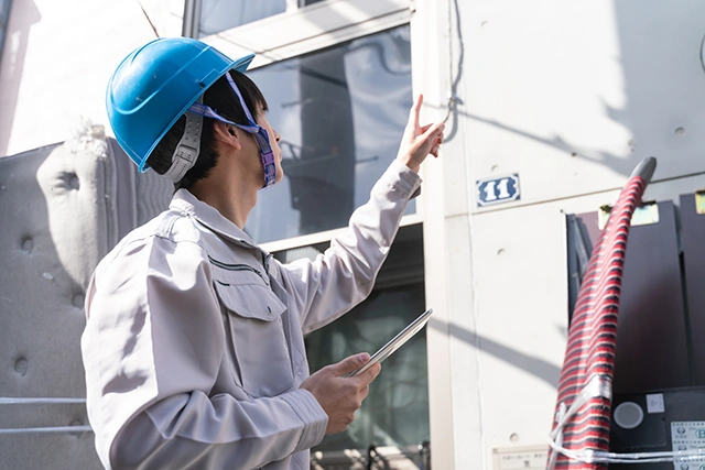 安全確認をする作業員