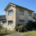 徳島の山間部にある空き家（30坪・2階建て木造住宅）の解体前イメージ写真