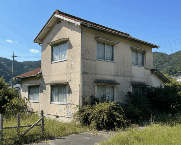 徳島の山間部にある空き家（30坪・2階建て木造住宅）の解体前イメージ写真