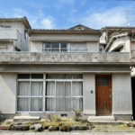 徳島県内の住宅街にあるRC造戸建て住宅の外観。建て替えや空き家整理のために解体を検討する際のイメージ写真。