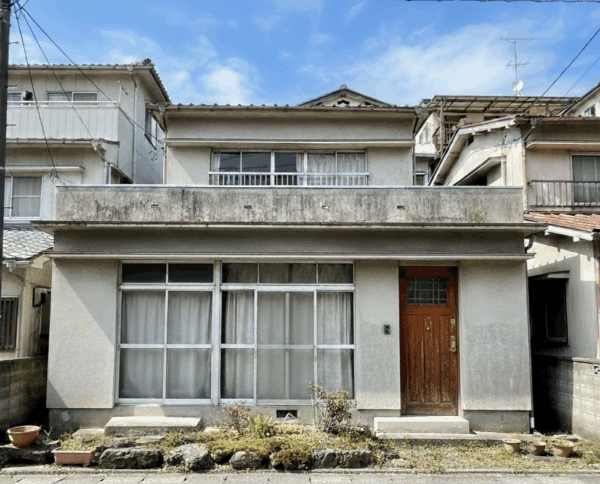 徳島県内の住宅街にあるRC造戸建て住宅の外観。建て替えや空き家整理のために解体を検討する際のイメージ写真。