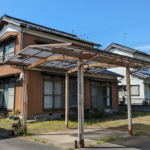 徳島県内の住宅街にある、老朽化して錆びが目立つ古いカーポートの様子