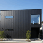 徳島市での解体と建て替えをイメージした、黒のガルバリウム外壁が特徴的なスタイリッシュな二階建て住宅の外観
