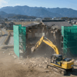 徳島県での木造住宅解体工事の様子。重機が建物を解体し、30坪程度の標準的な期間で更地にする作業風景