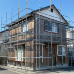 徳島・阿南の住宅街で2階建て木造住宅の解体工事に向けてきれいに組まれた金属製の足場と青空