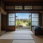 遺品整理が完了しスッキリと片付いた徳島の古い民家の和室と縁側から見える庭の風景