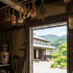 徳島で解体・整理が検討される、農家の敷地内にある古い倉(蔵、納屋)の内部。大量の古い農具や家財道具、乾燥野菜が詰め込まれた、薄暗く素朴な空間。相続後の処分に悩む所有者様を象徴する、リアルな風景。