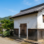 徳島で解体や管理が検討される個人宅の土蔵。清潔感のある青空の下での外観写真。