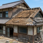 徳島で屋根解体中の木造二階建て住宅。瓦の下から古い土が見えている様子。