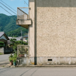 徳島県の住宅街にある、外壁に石綿含有仕上塗材が使用されている可能性のあるRC造の建物