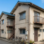 徳島の密集地にある、築年数が経った2階建てアパートの外観