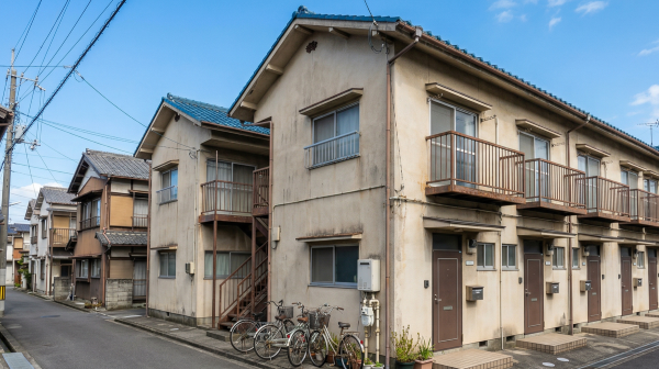 徳島の密集地にある、築年数が経った2階建てアパートの外観