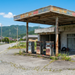 徳島の田舎で放置されている、錆びた給油ポンプと古い建物が残る老朽化した廃ガソリンスタンド。