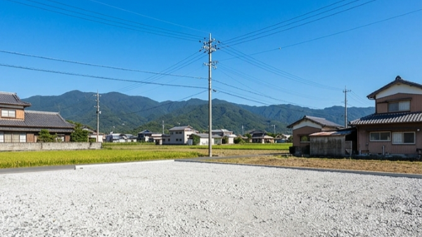 徳島での古い小屋解体のビフォーアフター比較。老朽化した物置を撤去し、青空の下できれいな砂利敷きの更地へ整地した様子。