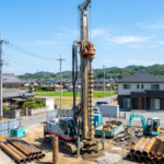 徳島県内の住宅街で行われているオーガーケーシング工法による振動や騒音を抑えた杭抜き解体作業の全景