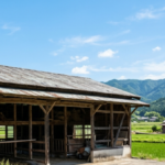 徳島ののどかな田園風景の中に立つ、解体検討中の老朽化した木造牛舎（築50年）