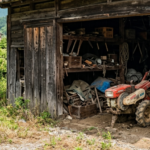 徳島でよくある、古い木の納屋。中には耕運機や大工道具が眠り、解体が検討されているような風景。