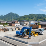 整理整頓された解体業者の敷地と重機。解体のトラブルに対処できる地元密着型の解体業者