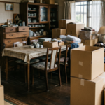 徳島市や阿南市で解体工事前に行われる遺品整理の様子。段ボールにまとめられた荷物と室内の風景。