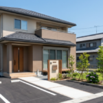 戸建て住宅の外構にアスファルトを使っている例
