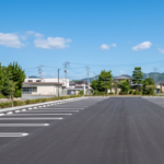 アスファルトに舗装した駐車場