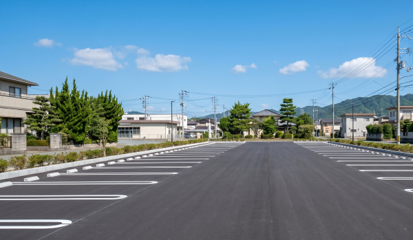 アスファルトに舗装した駐車場