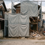 狭小地での解体工事に必要な養生シート、養生シートをメインにした画像