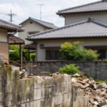 家解体の際、古く老朽化したブロック塀も撤去している様子