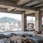 店舗の解体で躯体だけ残して解体している様子
