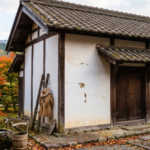 老朽化した土蔵を解体しようとしている画像