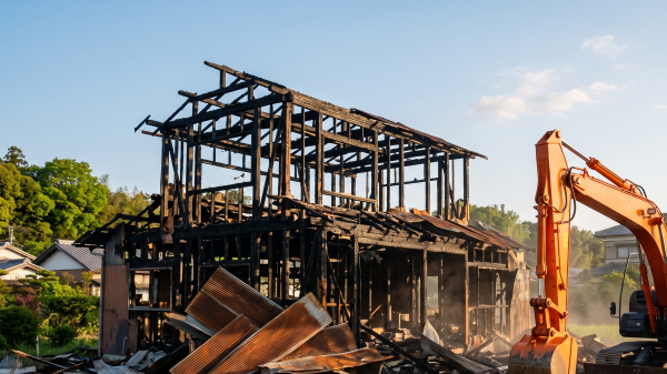 実家が火事になり、解体中の様子。