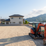 解体後、写真のような更地にする為には木造2階建てで2週間くらいの期間を見ておいた方が良い。