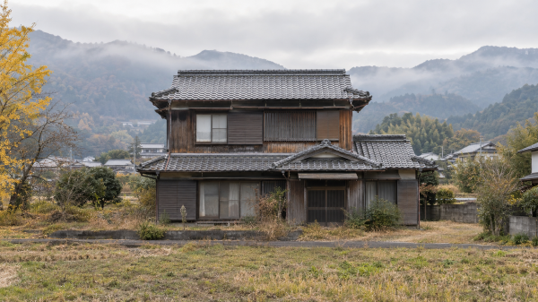 解体前の空き家の様子、このような空き家には補助金があります。