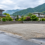 空き家のあった土地を更地にして、土地活用しようとしている様子