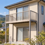 ベランダだけ撤去できる？最初に確かめたい家とのつながり／ベランダ全体と柱、外壁との接続部分が分かる現地写真