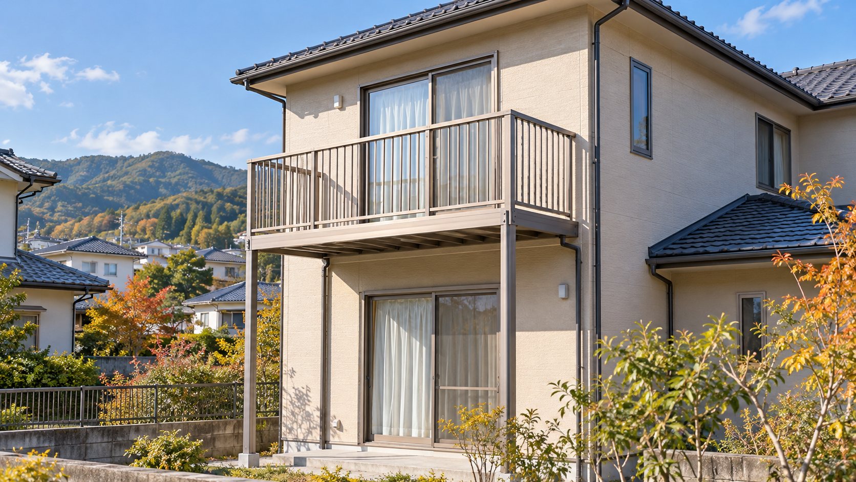 ベランダだけ撤去できる?最初に確かめたい家とのつながり/ベランダ全体と柱、外壁との接続部分が分かる現地写真