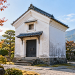 秋の庭に佇む古い土蔵