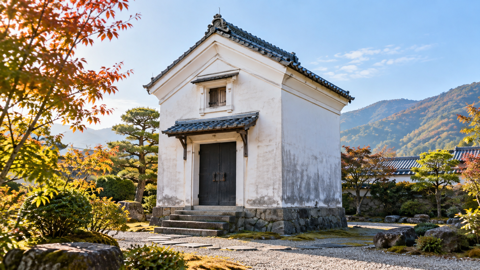 秋の庭に佇む古い土蔵